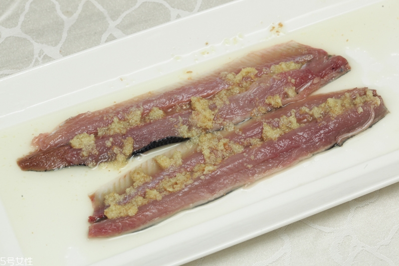 秋刀魚怎么處理 秋刀魚怎么去刺 秋刀魚怎么處理 秋刀魚怎么去刺