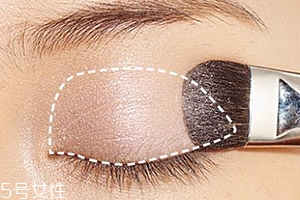 先畫(huà)眼影還是先畫(huà)眼線？先畫(huà)眼影不會(huì)讓眼線暈掉