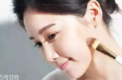 夏天化妝怎么樣不脫妝？8個小技巧讓你做清爽女神