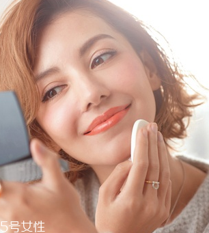 夏天化妝怎么樣不脫妝？8個小技巧讓你做清爽女神