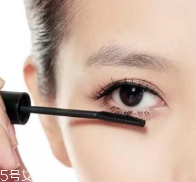 夏天化妝怎么樣不脫妝？8個小技巧讓你做清爽女神