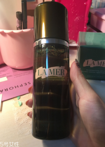 海藍(lán)之謎精萃液跟爽膚水有什么區(qū)別？用于爽膚水之后