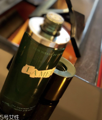 海藍(lán)之謎精萃液跟爽膚水有什么區(qū)別？用于爽膚水之后