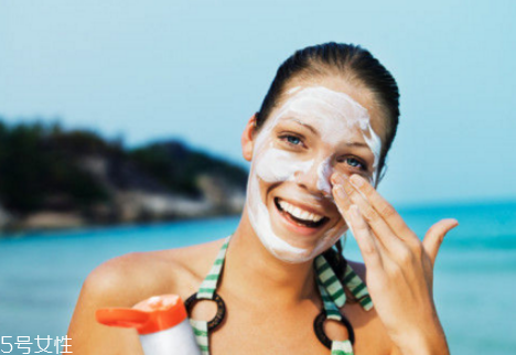 什么樣的防曬霜容易堵塞毛孔 這樣使用防曬霜不容易堵塞毛孔 什么樣的防曬霜容易堵塞毛孔 這樣使用防曬霜不容易堵塞毛孔