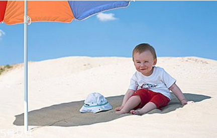 寶寶防曬要注意什么 寶寶防曬的十大誤區(qū) 寶寶防曬要注意什么 寶寶防曬的十大誤區(qū)