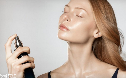 保濕噴霧的正確用法 噴霧要用面巾紙擦干 保濕噴霧的正確用法 噴霧要用面巾紙擦干