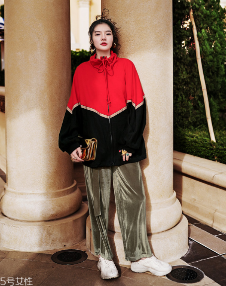 春天穿什么樣的衛(wèi)衣好看？春日百變衛(wèi)衣穿搭