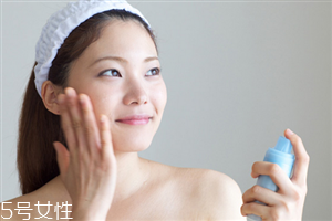 保濕噴霧的正確用法 噴霧要用面巾紙擦干 保濕噴霧的正確用法 噴霧要用面巾紙擦干