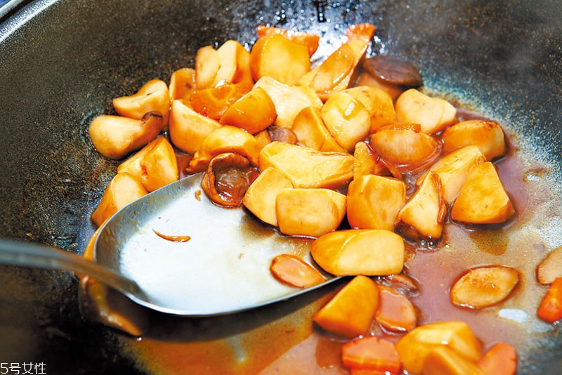 醬油什么時(shí)候放最好 炒鹵拌燴各不同 醬油什么時(shí)候放最好 炒鹵拌燴各不同