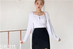 黑色短裙配什么上衣？基本款也能很時(shí)髦