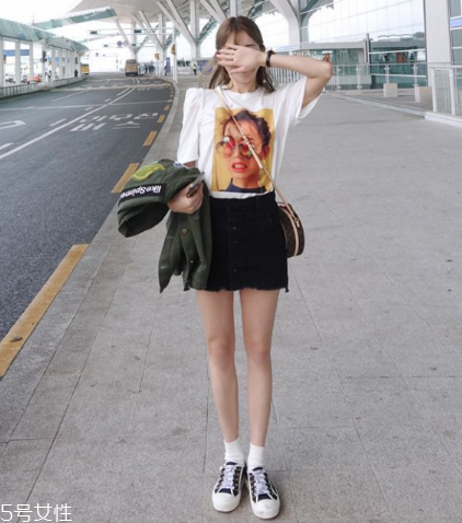黑色短裙配什么上衣？基本款也能很時(shí)髦