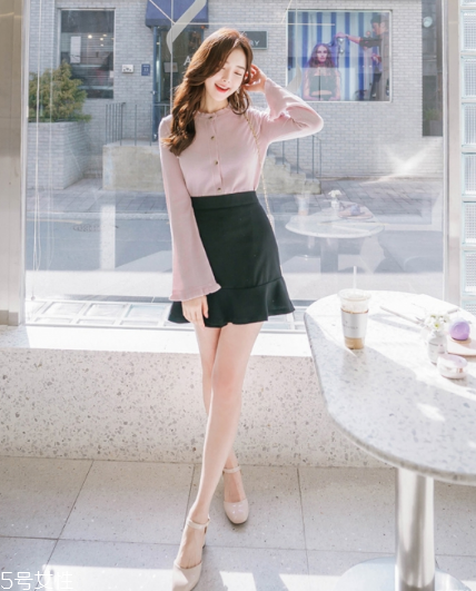 黑色短裙配什么上衣？基本款也能很時(shí)髦