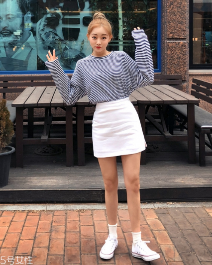 白色短裙配什么上衣好看？春日里的一抹清新