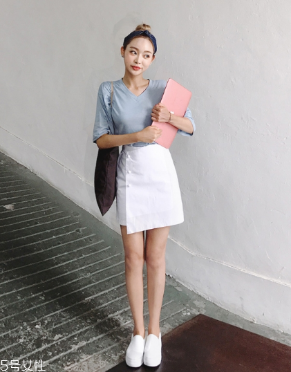 白色短裙配什么上衣好看？春日里的一抹清新