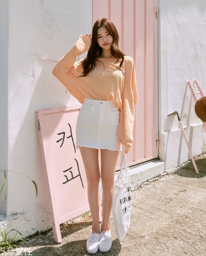 白色短裙配什么上衣好看？春日里的一抹清新