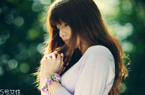 保濕噴霧的正確用法 噴霧要用面巾紙擦干 保濕噴霧的正確用法 噴霧要用面巾紙擦干