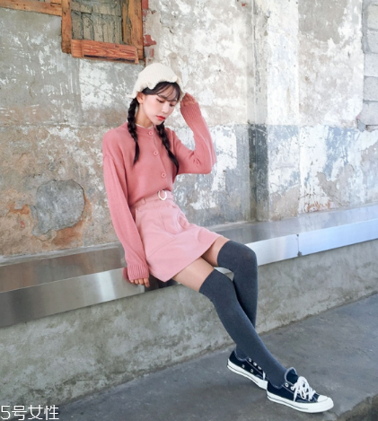 粉色短裙配什么鞋子？少女感爆棚穿搭