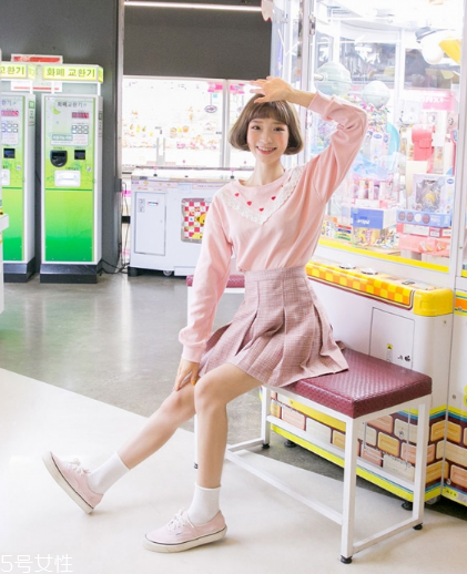 粉色短裙配什么鞋子？少女感爆棚穿搭