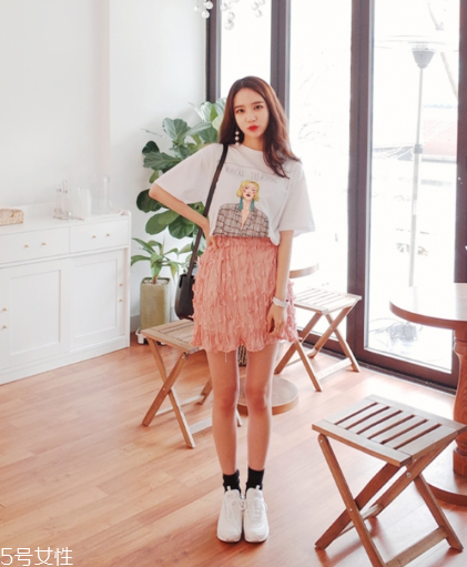 粉色短裙配什么鞋子？少女感爆棚穿搭