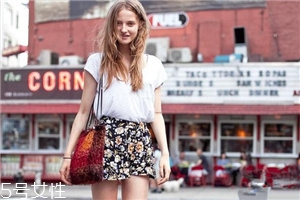 碎花短裙怎么搭配？與春天來一場(chǎng)甜美約會(huì)