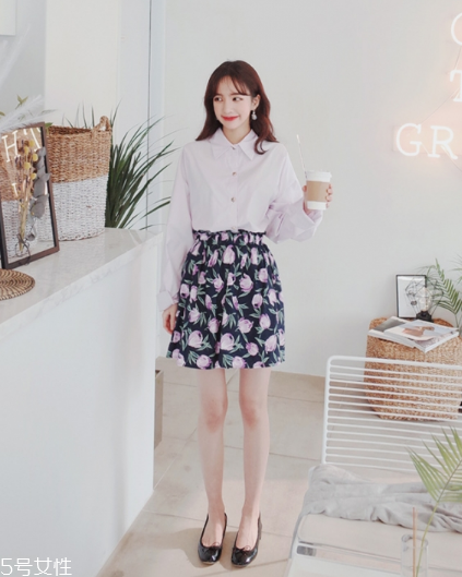 碎花短裙怎么搭配？與春天來一場(chǎng)甜美約會(huì)