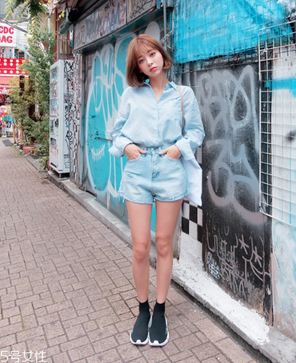 淺藍色襯衫怎么搭配？干練清新隨意切換