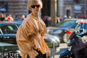 燈籠袖襯衫怎么搭配？藏起你的拜拜肉