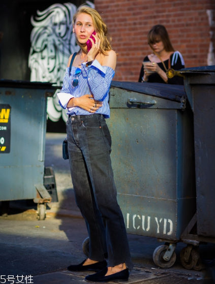 露肩襯衫怎么搭配？恰到好處的性感