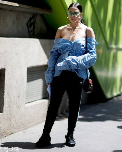 露肩襯衫怎么搭配？恰到好處的性感