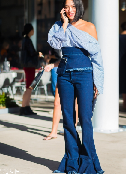 露肩襯衫怎么搭配？恰到好處的性感