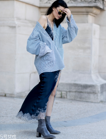 露肩襯衫怎么搭配？恰到好處的性感