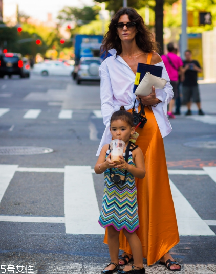 露肩襯衫怎么搭配？恰到好處的性感