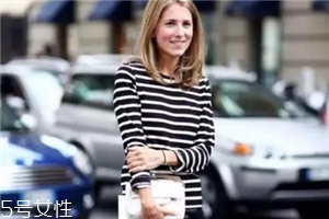 條紋t恤搭配什么褲子？這幾款穿搭簡(jiǎn)單又出彩