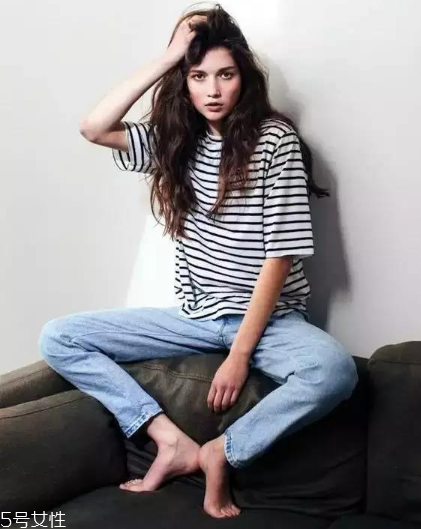 條紋t恤搭配什么褲子？這幾款穿搭簡(jiǎn)單又出彩