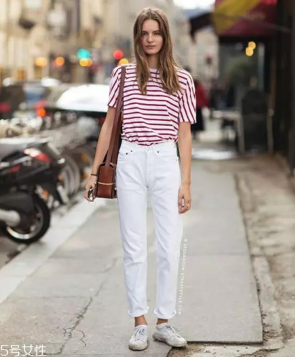 條紋t恤搭配什么褲子？這幾款穿搭簡(jiǎn)單又出彩