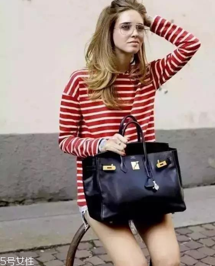 條紋t恤搭配什么褲子？這幾款穿搭簡(jiǎn)單又出彩