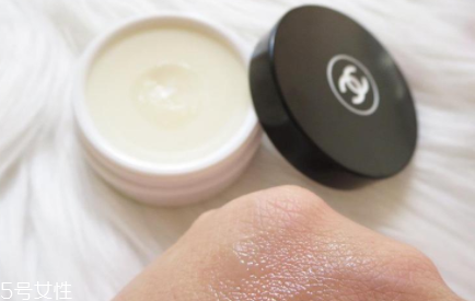 chanel山茶花滋潤(rùn)唇霜評(píng)測(cè) 香奈兒山茶花唇霜使用心得