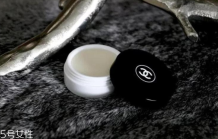 chanel山茶花滋潤(rùn)唇霜評(píng)測(cè) 香奈兒山茶花唇霜使用心得