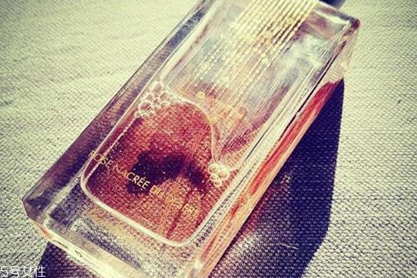 嬌蘭沙漠玫瑰香水好聞嗎？剛烈玫瑰濃厚迷人