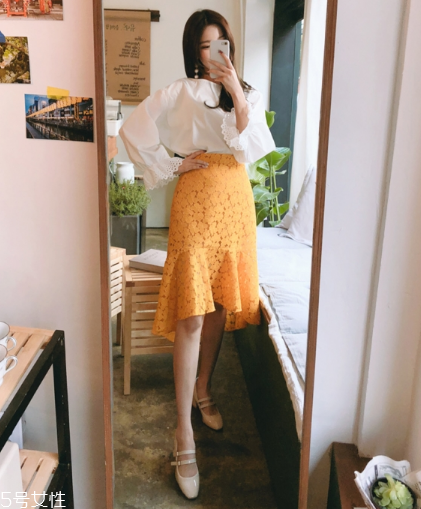 蕾絲半身裙配什么上衣好看？瞬間氣質(zhì)脫俗