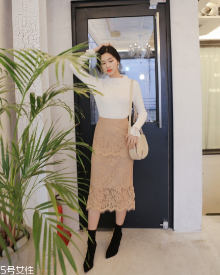 蕾絲半身裙配什么上衣好看？瞬間氣質(zhì)脫俗
