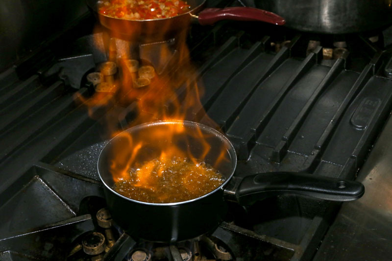 做菜放酒是因?yàn)槭裁?做菜為什么要放酒 做菜放酒是因?yàn)槭裁?做菜為什么要放酒