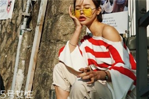 紅色條紋t恤怎么搭配？永不過時的搶眼元素