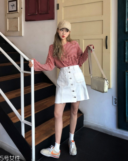 紅色條紋t恤怎么搭配？永不過時的搶眼元素