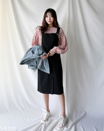 紅色條紋t恤怎么搭配？永不過時的搶眼元素