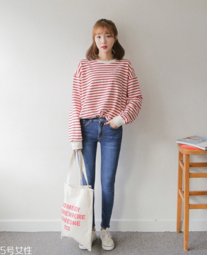 紅色條紋t恤怎么搭配？永不過時的搶眼元素