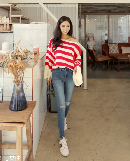 紅色條紋t恤怎么搭配？永不過時的搶眼元素