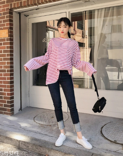 紅色條紋t恤怎么搭配？永不過時的搶眼元素