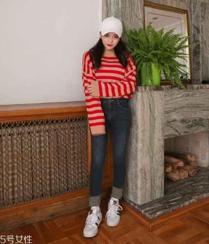 紅色條紋t恤怎么搭配？永不過時的搶眼元素