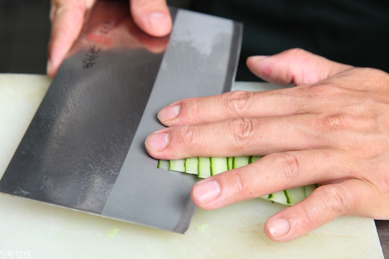 青瓜怎么切 5種切青瓜的基本刀工 青瓜怎么切 5種切青瓜的基本刀工